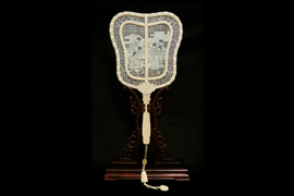 《演乐仕女》牙扇